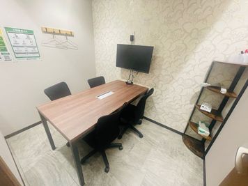 【西葛西駅から徒歩1分】モニター・フリードリンク付き4名会議室(Room B)※予約時間前は入室不可 - いいオフィス西葛西