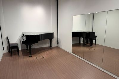 大きな姿見鏡付きで、声楽や管楽器のフォーム確認、ステージングの練習にも便利です。 - コーダ音楽スタジオ クラシック向け防音スタジオ【Aスタジオ】の室内の写真