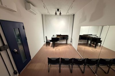 スポットライト照明で、ミニコンサートや公開レッスンなどステージ感のある演出ができます。 - コーダ音楽スタジオ クラシック向け防音スタジオ【Aスタジオ】の室内の写真