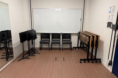 譜面台6台、椅子6脚、キャスター付テーブル3台を常設。用途に合わせて自由にレイアウトできます。椅子は最大15脚まで準備可能。 - コーダ音楽スタジオ クラシック向け防音スタジオ【Aスタジオ】の設備の写真