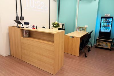 明るい受付カウンター。スタッフ常駐で、初めての方も安心してご利用いただけます。 - コーダ音楽スタジオ クラシック向け防音スタジオ【Aスタジオ】の入口の写真