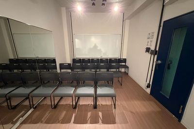 最大15名まで着席可能。座席の間隔も十分保てます。 - コーダ音楽スタジオ クラシック向け防音スタジオ【Aスタジオ】の室内の写真