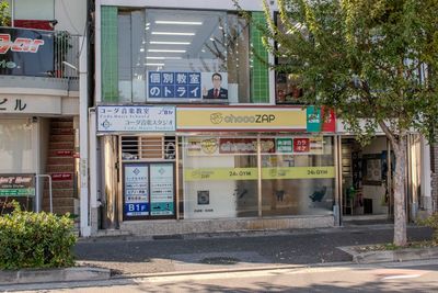 道路に面した外観。阪急電鉄の線路沿いで街路樹が並ぶ、明るいロケーションです。 - コーダ音楽スタジオ クラシック向け防音スタジオ【Aスタジオ】の外観の写真