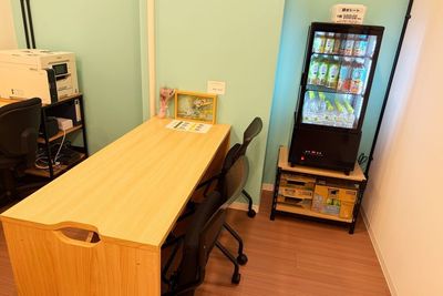 受付でお茶と水を販売。スタジオ内はペットボトル等、ふた付きの飲み物は可。ゆったりと練習していただけます。 - コーダ音楽スタジオ クラシック向け防音スタジオ【Bスタジオ】の入口の写真