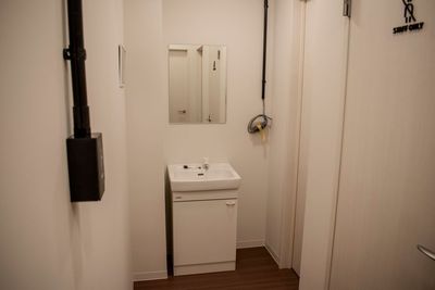 廊下奥には洗面台を完備。白で統一して清潔感があります。 - コーダ音楽スタジオ クラシック向け防音スタジオ【Bスタジオ】のその他の写真