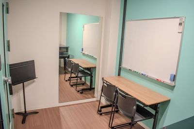 鏡は幅90cm×高さ180cm、部屋の端から端まで映ります。ホワイトボードは幅120cm×高さ90cm、譜面台1台、椅子2脚、キャスター付きテーブル1台を設置。 - コーダ音楽スタジオ クラシック向け防音スタジオ【Bスタジオ】の設備の写真