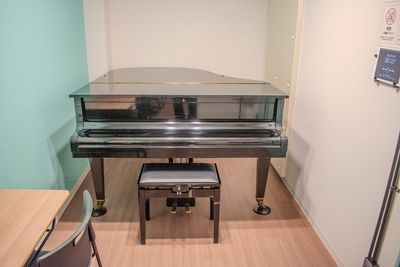 純国産ピアノとして知る人ぞ知る「BELTON」グランドピアノを常設。響きを抑えすぎない、程よい残響の中で練習できます。 - コーダ音楽スタジオ クラシック向け防音スタジオ【Bスタジオ】の室内の写真