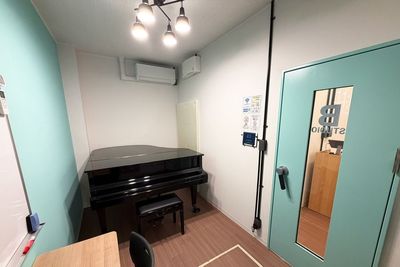 スタッフ常駐／桂駅徒歩2分／グランドピアノ常設／個人練習・レッスン・伴奏合わせ／防音スタジオ - コーダ音楽スタジオ