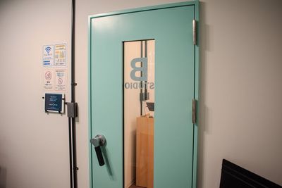 Bスタジオの防音ドアまわり。Wi-Fiや飲食ルールなどの案内も入口にまとめて掲示しています。 - コーダ音楽スタジオ クラシック向け防音スタジオ【Bスタジオ】の室内の写真
