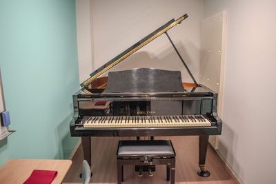 防音なので、全開にしても音量を気にせず演奏できます。 - コーダ音楽スタジオ クラシック向け防音スタジオ【Bスタジオ】の室内の写真