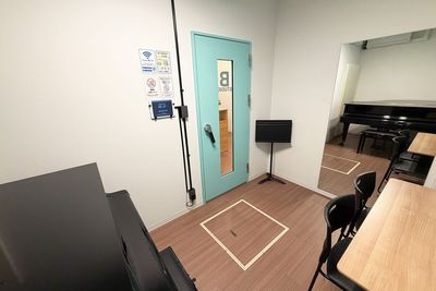 譜面台と大型鏡があり、姿勢確認をしながらのレッスンや伴奏合わせに最適です。 - コーダ音楽スタジオ クラシック向け防音スタジオ【Bスタジオ】の室内の写真