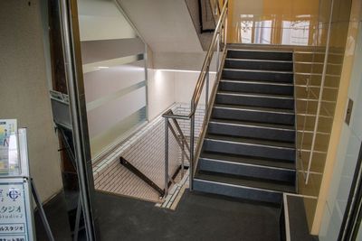 階段を地下1階まで降りると、正面にスタジオの入口が見えてきます。 - コーダ音楽スタジオ クラシック向け防音スタジオ【Bスタジオ】の入口の写真