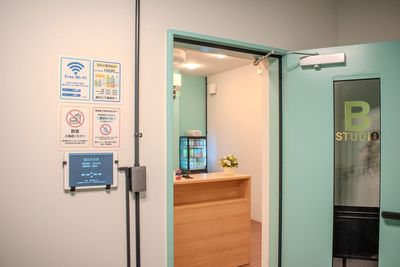 スタジオのドアを開けるとすぐ受付が見える、安心の導線です。 - コーダ音楽スタジオ クラシック向け防音スタジオ【Bスタジオ】の室内の写真