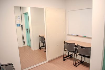 全身が映る大きな鏡（幅90cm×高さ180cm）とホワイトボード（幅120cm×高さ90cm）を備えています。 - コーダ音楽スタジオ クラシック向け防音スタジオ【Cスタジオ】の設備の写真