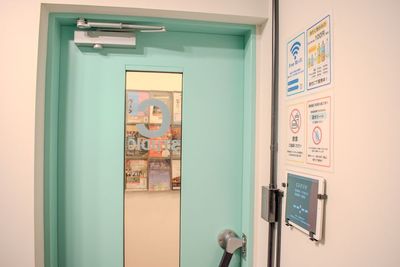 防音ドアと、Wi-Fi案内・利用ルール・タイマー表示をまとめた入口まわりです。 - コーダ音楽スタジオ クラシック向け防音スタジオ【Cスタジオ】の室内の写真