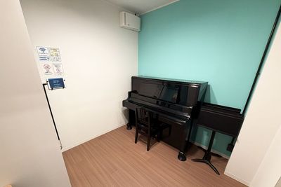 アップライトピアノと譜面台を常設しており、ピアノ練習や伴奏合わせ、歌・管楽器の音合わせにも便利です。 - コーダ音楽スタジオ クラシック向け防音スタジオ【Cスタジオ】の室内の写真