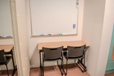 椅子2台、キャスター付きテーブル1台を設置。 - コーダ音楽スタジオ クラシック向け防音スタジオ【Cスタジオ】の設備の写真