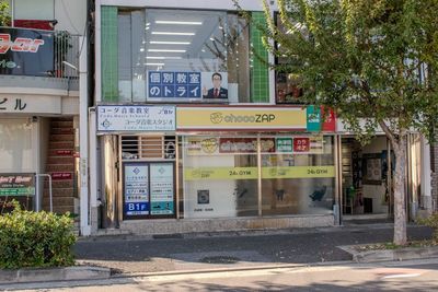 道路に面した外観。阪急電鉄の線路沿いで街路樹が並ぶ、明るいロケーションです。 - コーダ音楽スタジオ クラシック向け防音スタジオ【Cスタジオ】の外観の写真