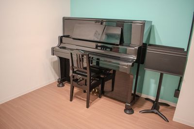 譜面台2台を設置。 - コーダ音楽スタジオ クラシック向け防音スタジオ【Cスタジオ】の設備の写真