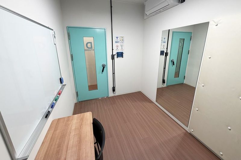 ホワイトボードと大きな鏡を備えた、レッスンや配信に最適なDスタジオ。 - コーダ音楽スタジオ クラシック向け防音スタジオ【Dスタジオ】の室内の写真