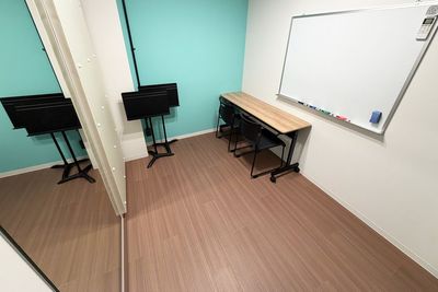 ホワイトボードで、少人数レッスンにぴったりの空間。 - コーダ音楽スタジオ クラシック向け防音スタジオ【Dスタジオ】の室内の写真