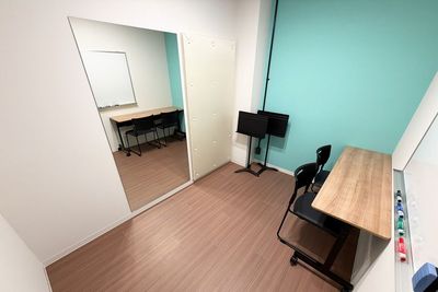 全身が映る大型ミラー付き。姿勢チェックをしながら楽器の練習ができます。 - コーダ音楽スタジオ クラシック向け防音スタジオ【Dスタジオ】の室内の写真