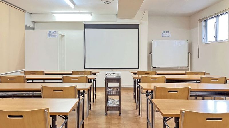 第三会議室は会場面積47m²となり、中人数の収容が可能です。収容可能人数は16人（最適人数）～最大24人。 - 高崎白銀ビル貸し会議室 第三会議室【3名掛け最大24席】の室内の写真