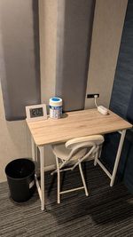 テーブルに充電器・他四隅にコンセント有
▲40dBの高品質防音室
内寸:幅2180×奥行3000×高さ2160mm - レンタボン・江古田スタジオ 江古田スタジオ【エアコン・電子ピアノ付設・4.0畳】の室内の写真