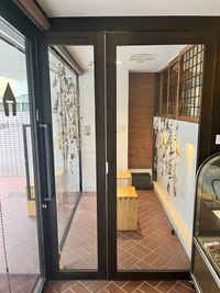 ドアを閉めれば個室にもなるのでマンツーマンレッスンにも適しています。 - 京都がーでん　 ガラス張りの多目的スペース(カフェ併設・スタッフ常駐）の室内の写真