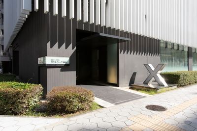 Xのモニュメントが目印 - セミナーハウス　クロス・ウェーブ梅田 貸し会議室（小）の入口の写真