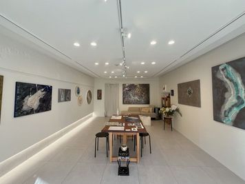 ※貸し出し時は壁面の絵画はございません。掲載写真はイメージです。スペースにはやさしい自然光が入り、明るく心地よい雰囲気です。

 - 寂永堂　芦屋 【JR芦屋駅5分】高級地に佇む上質な路面店舗、展示会に最適の室内の写真