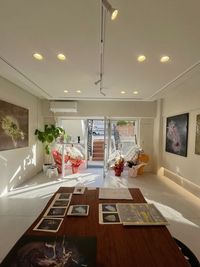 ※貸し出し時は壁面の絵はありません。
写真はイメージです。
スペースにはやさしい自然光が入り、明るく心地よい雰囲気です。
 - 寂永堂　芦屋 【JR芦屋駅5分】高級地に佇む上質な路面店舗、展示会に最適の室内の写真