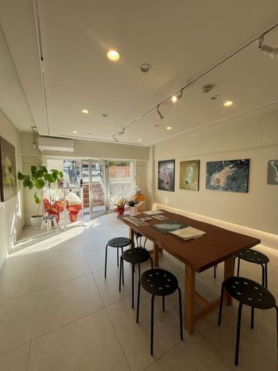 ※貸し出し時は壁面の絵はありません。
写真はイメージです。椅子は8脚ご用意しております。
スペースにはやさしい自然光が入り、明るく心地よい雰囲気です。
 - 寂永堂　芦屋 【JR芦屋駅5分】高級地に佇む上質な路面店舗、展示会に最適の室内の写真