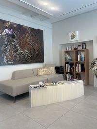 ※貸し出し時は壁面の絵画はございません。掲載写真はイメージです。
ソファは4人掛けでゆったりお過ごしいただけます。 - 寂永堂　芦屋 【JR芦屋駅5分】高級地に佇む上質な路面店舗、展示会に最適の室内の写真