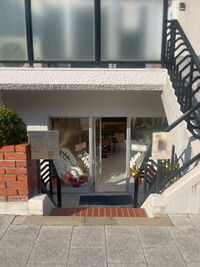 ※貸し出し時は壁面の絵画はございません。掲載写真はイメージです。
店前
路面店なので視認性も高く、通行量も多いので集客には困りません。 - 寂永堂　芦屋 【JR芦屋駅5分】高級地に佇む上質な路面店舗、展示会に最適の室内の写真
