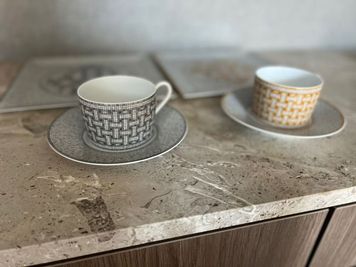 食器はHermesです。
シャンパングラスは30脚ほどあります。
ご自由にお使いください。
ワインクーラーも完備しており、バックヤードには流し台がございます。 - 寂永堂　芦屋 【JR芦屋駅5分】高級地に佇む上質な路面店舗、展示会に最適の室内の写真