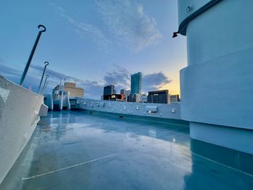 新宿・歌舞伎町・最上階SkyLab｜屋上絶景スタジオ 【110+R】新宿・歌舞伎町・最上階SkyLab｜絶景スタジオの室内の写真