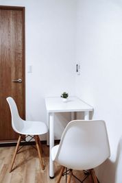 【テーブル】
カウンセリングに最適です
⁡
【チェア】
2脚設置しています - レンタルサロンエアリ　阪急豊中店 完全個室レンタルサロンの設備の写真