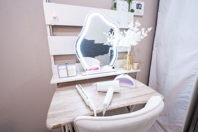 ドレッサーとしてもネイル施術でも利用可能 - Sunny Place サニープレイス新宿 レンタルサロン ★リニューアルOPEN★旧店名：新宿レンタルサロンdiportaの室内の写真