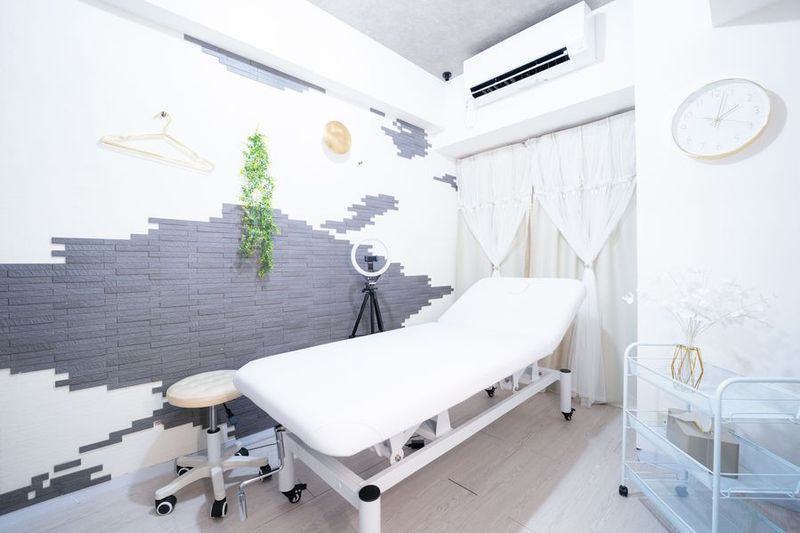 白基調の清潔空間でサロン・施術利用に最適 - Sunny Place サニープレイス新宿 レンタルサロン ★リニューアルOPEN★旧店名：新宿レンタルサロンdiportaの室内の写真