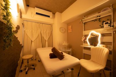 女性でも楽々高さ調整可能　照明と合わせて雰囲気も変えられます - Sunny Place サニープレイス新宿 レンタルサロン ★リニューアルOPEN★旧店名：新宿レンタルサロンdiportaの室内の写真