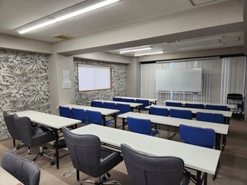 こちらの並べ方も可能です - 神戸駅前コワーキングスペース Suki_ma（スキマ） 20名大会議室_神戸駅前！セミナー交流イベント可能！の室内の写真