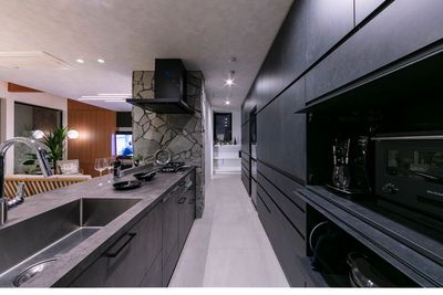 キッチン。ガスコンロ・冷蔵庫はもちろん、電子レンジ、炊飯器、コーヒーメーカーも設置！広々キッチンで料理が楽しめます。 - ITO HOUSE 住宅設備完備。一戸建てレンタルスタジオの室内の写真