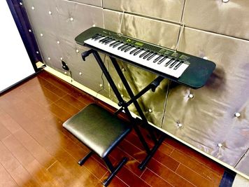 カシオ製49鍵電子キーボード CTK-240。初心者から弾き語りまで幅広く対応。 - レンタルスタジオ　PALETTE千歳船橋店 千歳船橋駅徒歩1分🚶シアター/音楽　PALETTE千歳船橋店の設備の写真