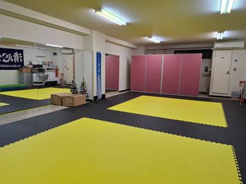 冬場はジョイントマットを引いています。必要ない場合は、剥がしてお使い下さい。 - 清心館空手道連盟総本部 【貸しホール】清心館の室内の写真