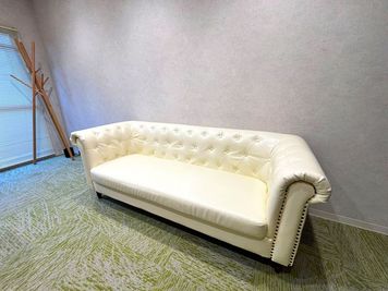 ソファ - ブリッジレンタルオフィス レンタルスペース　Room4の設備の写真