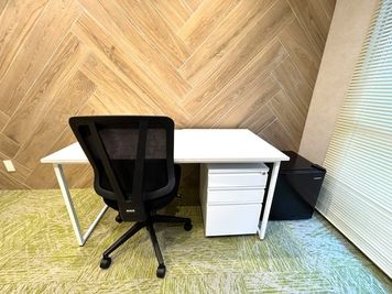 デスク - ブリッジレンタルオフィス レンタルスペース　Room4の設備の写真