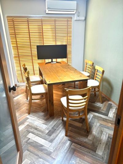 4人掛けの打ち合わせテーブルとイス - 住道会議室 貸し会議室・プライベートスペースの室内の写真