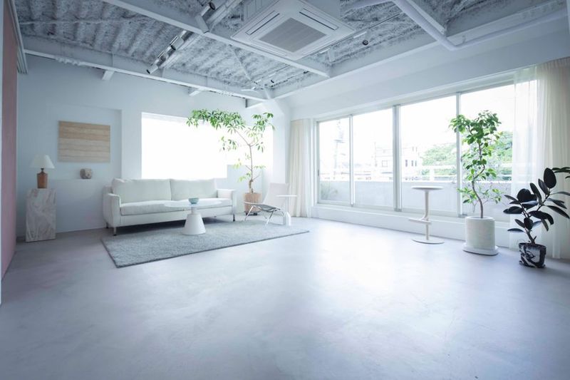 白を基調とした自然光が入る青山公園沿いにあるスタジオ - betini studio