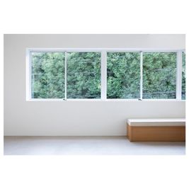 betini studio 白を基調とした自然光が入る青山公園沿いにあるスタジオの室内の写真